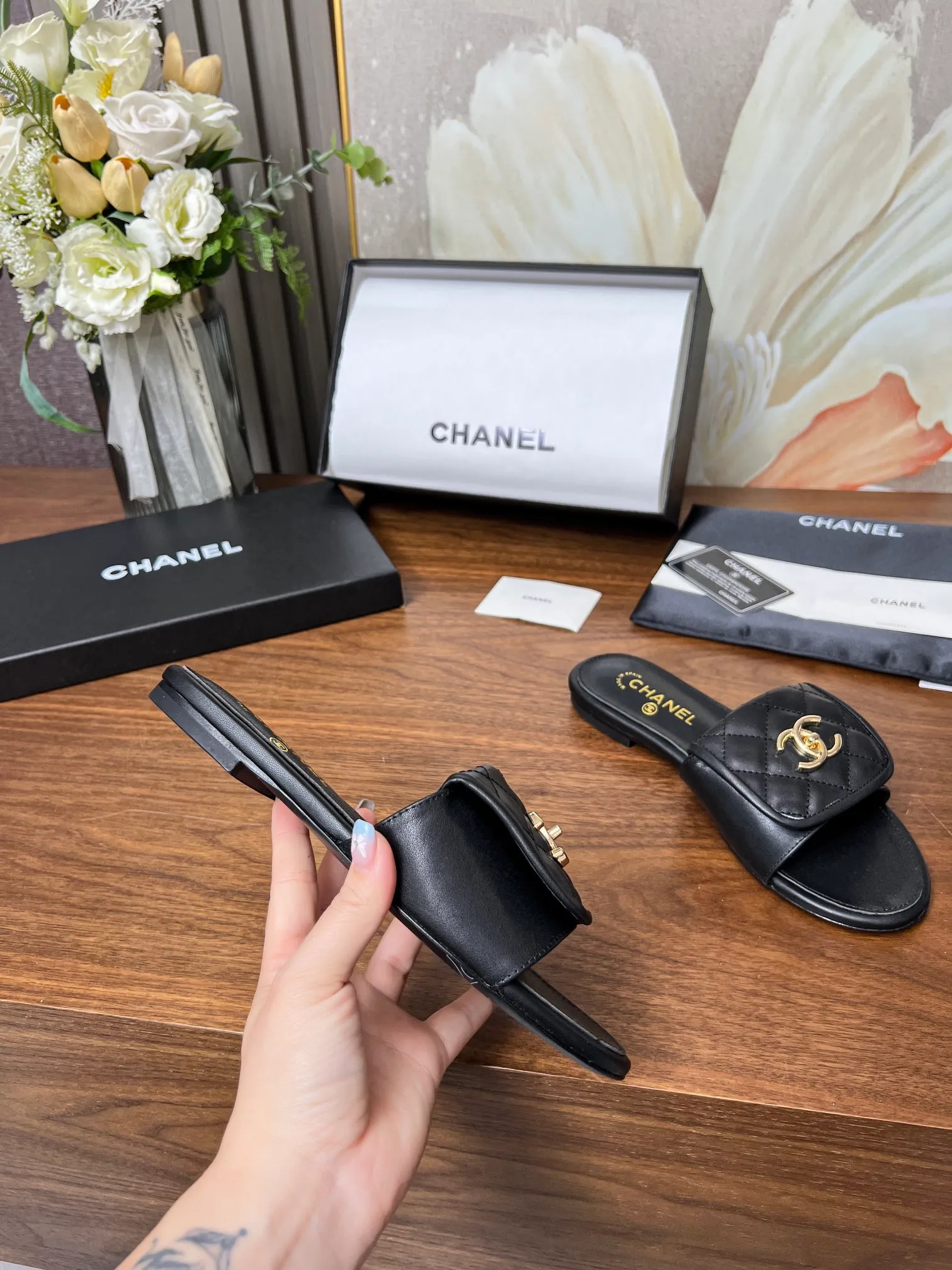 👟👟Ex-factory price 440👟👟Chanel classic slippers✅, very classic made of diamond-patterned cowhide😊 And it also has Chanel's classic gold buckle, heel, comfortable and easy to wear. Fabric: cowhide. Lining: cow lining. Color: black, white. Size: 35-42 (41, 42 can be customized and non-returnable). Outsole: Made of genuine leather outsole. Packaging: with card, cloth bag